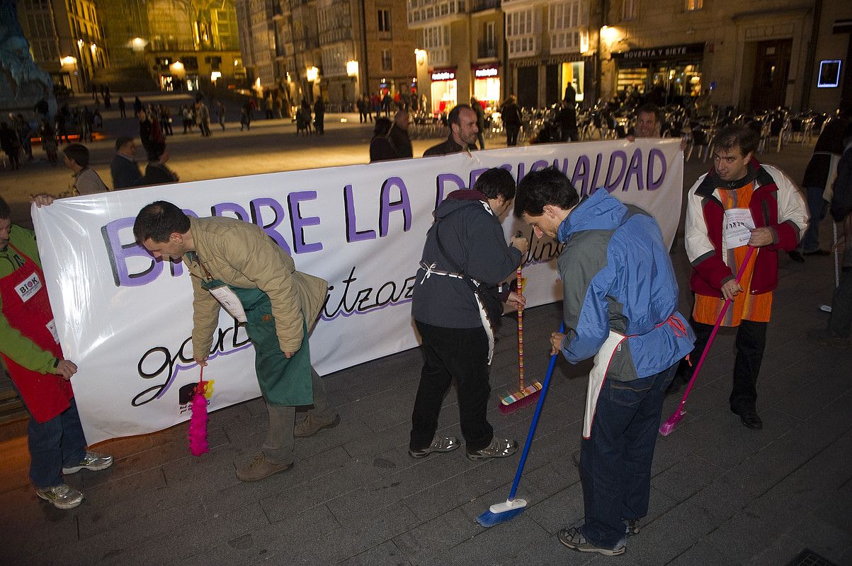 Berdintasunaren Aldeko Gizonen Foroak egindako ekintza bat. JUANAN RUIZ / ARGAZKI PRESS.