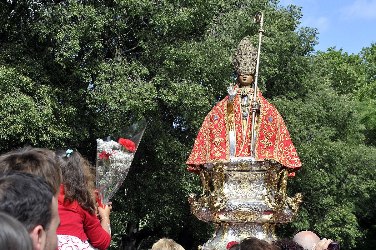 San Fermin santuari lore eskaintza egin ohi diote haurrek urtero, euren egunean. Aurten inoiz baino haur gehiago bildu direla esan du San Lorenzo elizako apaizak. IDOIA ZABALETA / ARGAZKI PRESS.