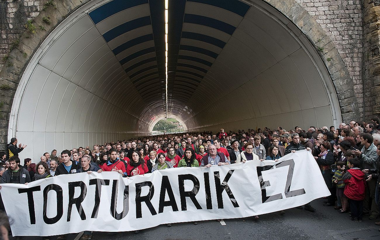 Milaka lagun bildu ziren iazko martxoan torturaren aurka Donostian eginiko manifestazioan. JON URBE / ARGAZKI PRESS.