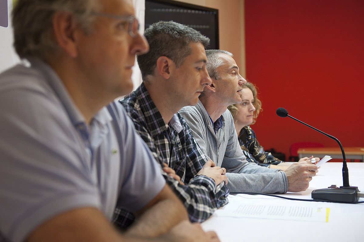 EH Bilduko ordezkariak, atzo, Donostian egindako agerraldian. GARI GARAIALDE / ARGAZKI PRESS.