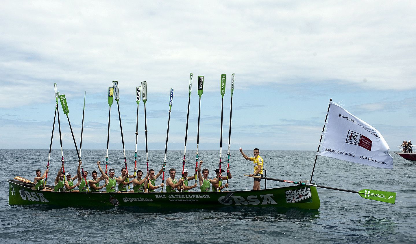 Hondarribiko trainerua, herenegun, Zarauzko estropada irabazi berritan. JUAN CARLOS RUIZ / ARGAZKI PRESS.