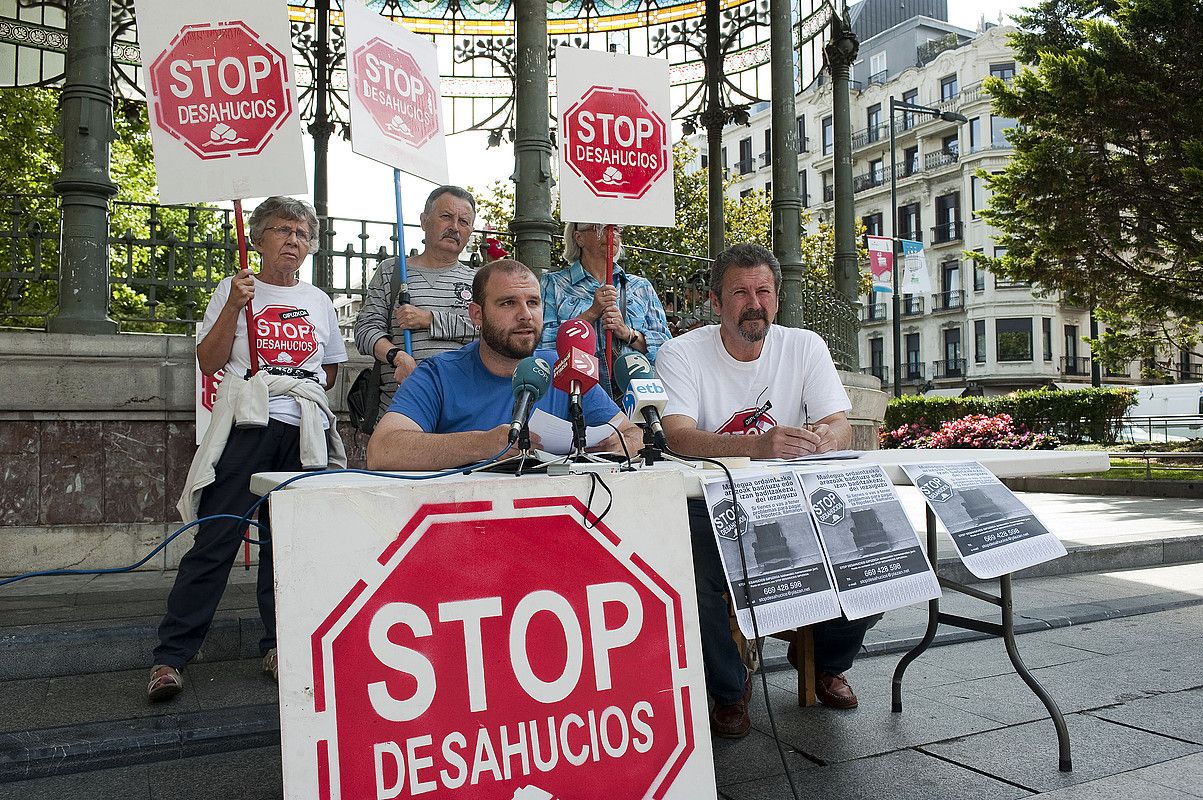 Stop Desahucios taldeetako kideak, atzo, Donostian. JUAN CARLOS RUIZ / ARP.