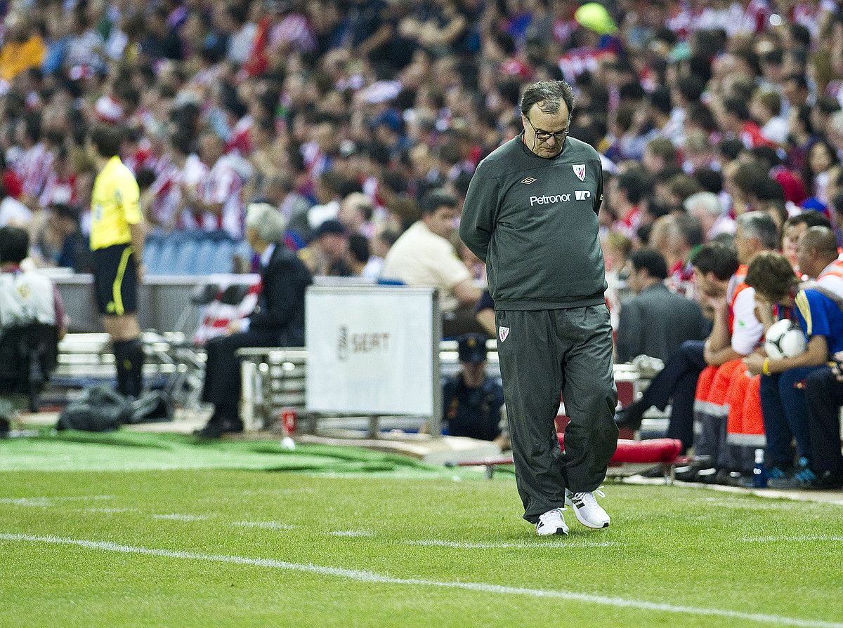 Marcelo Bielsa, pentsakor, Athleticek Bartzelonaren aurka jokatutako Espainiako Kopako finalean. LUIS JAUREGIALTZO / ARGAZKI PRESS.