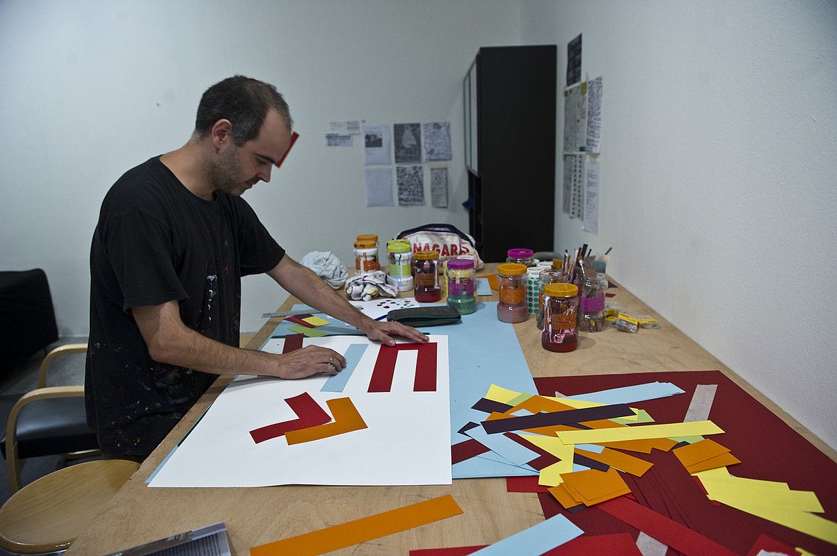 Eltono artista, Artiumen, atzo, bere proiektuan lanean. JUANAN RUIZ / ARGAZKI PRESS.