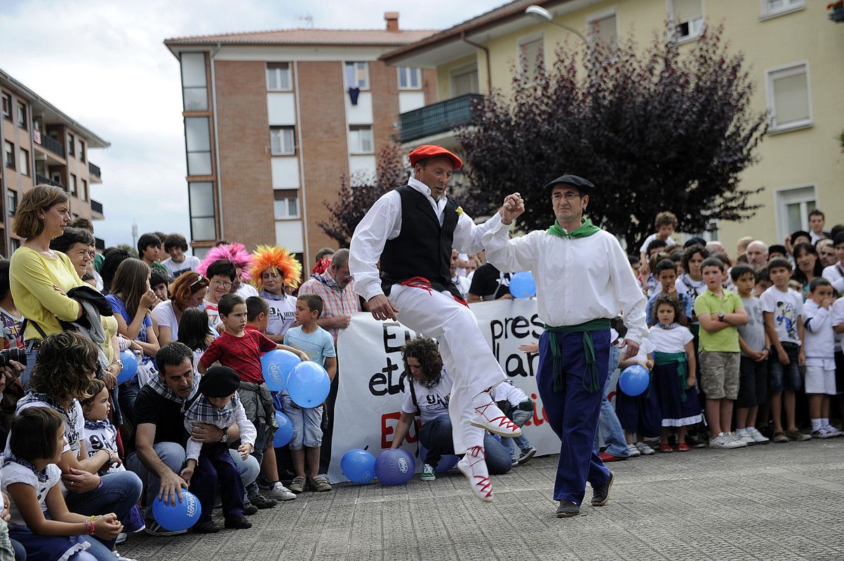 Dantzariak Zaldibarko jaien hasieran, herenegun. MARISOL RAMIREZ / ARGAZKI PRESS.