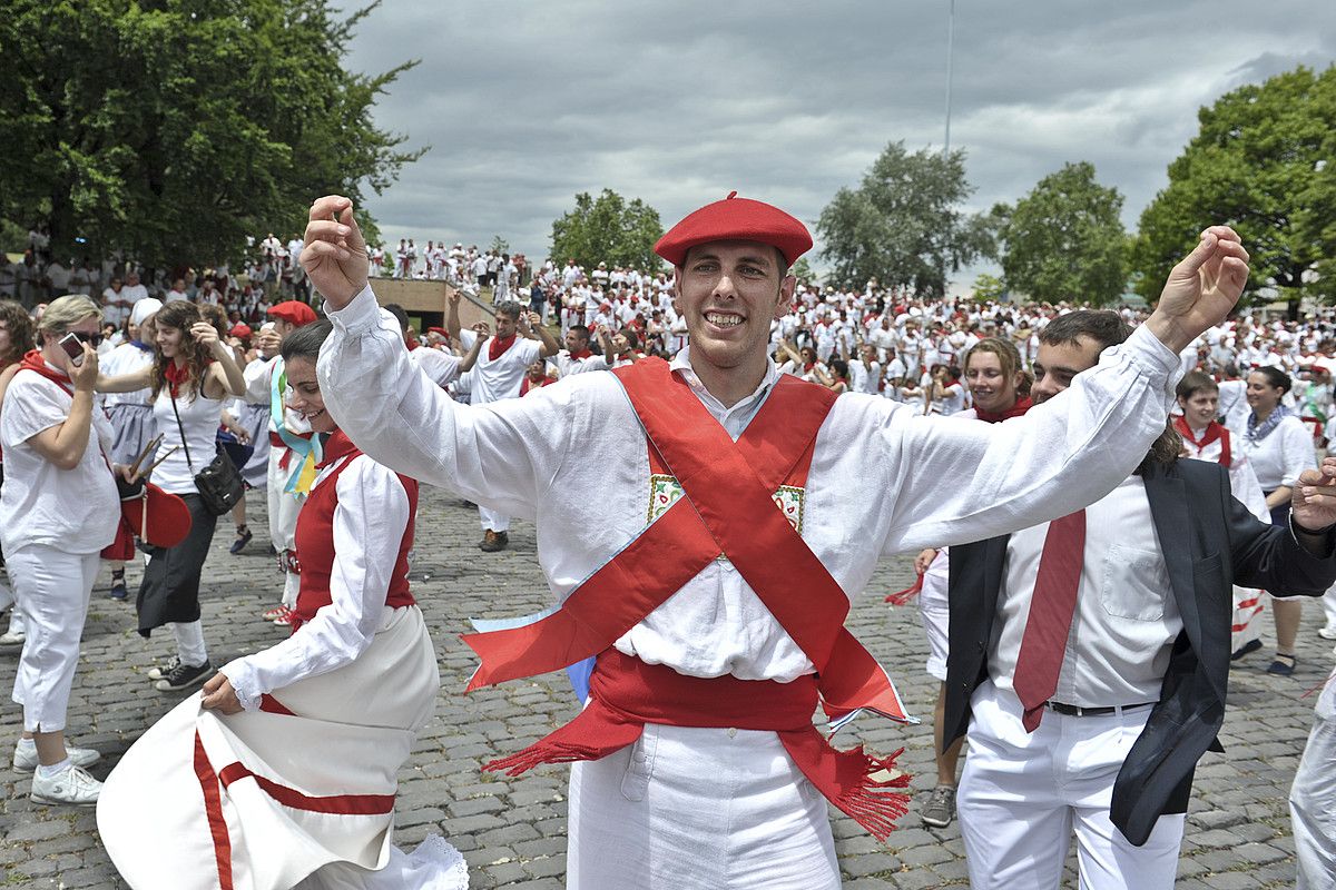 Giro paregabea atzo foruen plazan. LANDER FERNANDEZ DE ARROYABE / ARGAZKI PRESS.