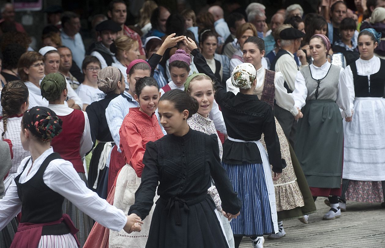 Ereintza dantza taldeko emakumeen emanaldia, iazko Erromeria Egunean. JAGOBA MANTEROLA / ARGAZKI PRESS.