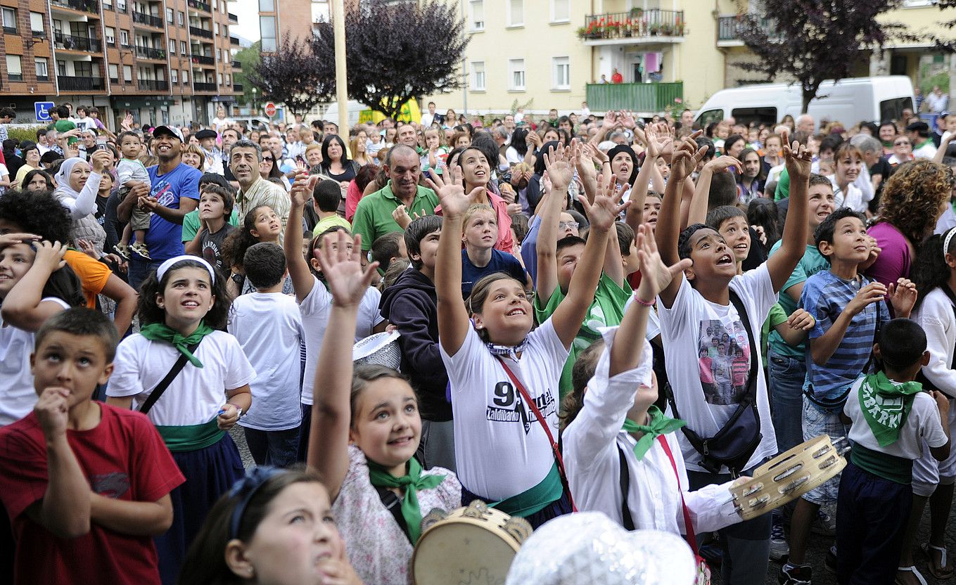 Zaldibar herri txikia da, eta giro ona izaten da festetan. Txupinazoarekin batera hasi dituzte jaiak. MARISOL RAMIREZ / ARGAZKI PRESS.