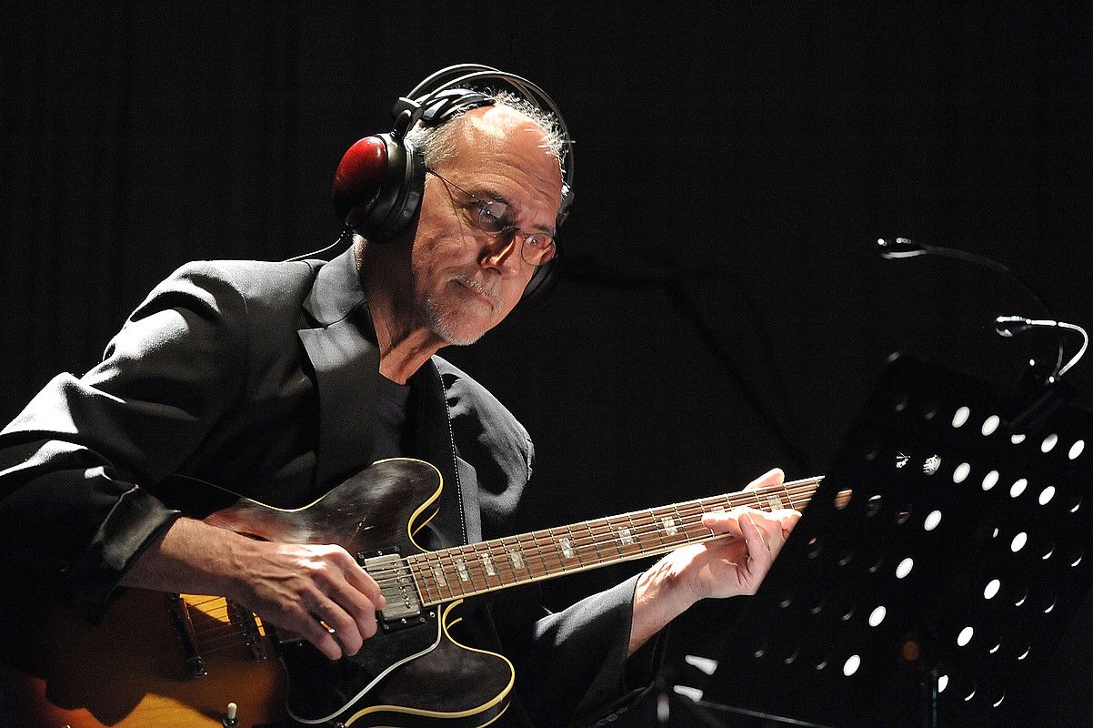 Larry Carlton gitarra jotzailea izango da Getxoko Jazzaldiko lehendabiziko eguneko protagonista. JUN SATO.