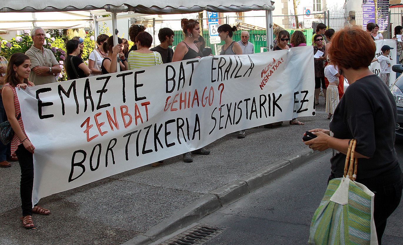 Senperen protesta egin zuten atzo, ustezko hilketa salatzeko. BOB EDME.