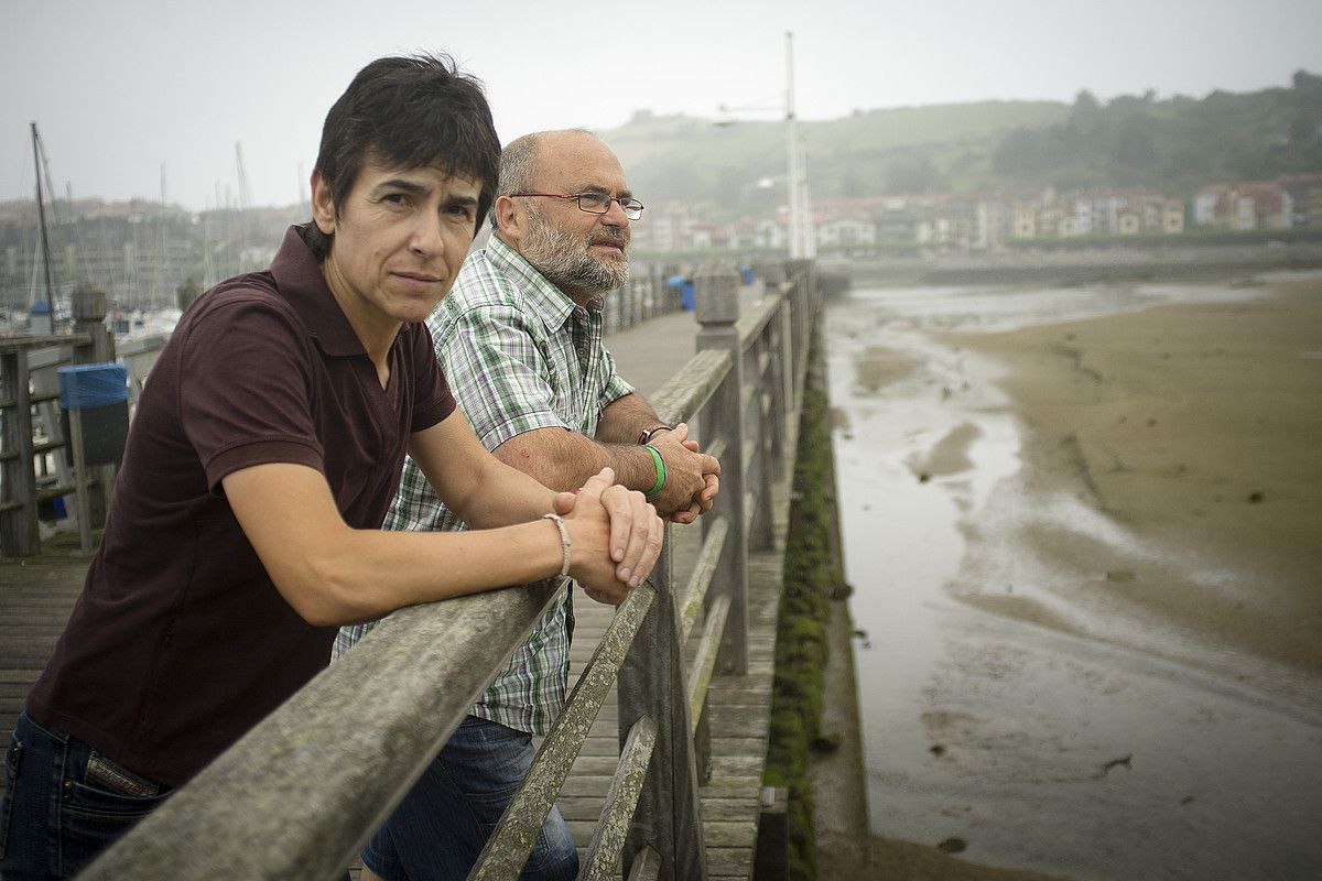 Mertxe Urtuzaga, Otaegiren lehengusua, eta Mikel Paredes, Txikiren anaia. GARI GARAIALDE / ARGAZKI PRESS.