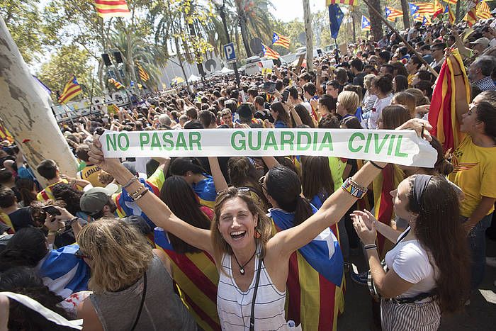 Guardia Zibilaren zinta pusketa bat, Kataluniara joan ez daitezen eskatzeko. MARTA PEREZ, EFE