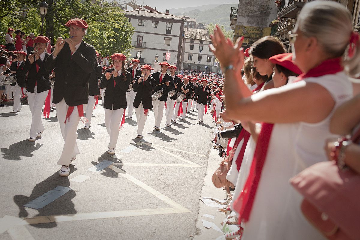 Alarde parekideko gizon-emakumeak, atzo, txilibituekin eta danborrekin, Urdanibia plazatik abiatu berritan, jendea txaloka dutela. GARI GARAIALDE / ARP.