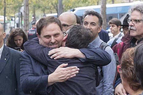 Junqueras Jove besarkatzen, aske atera berritan. MARTA PEREZ, EFE