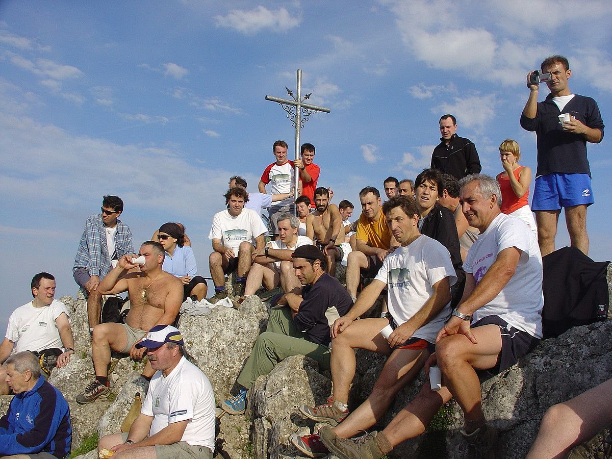 Aizkorri eta San Adrian inguruak ezagutzeko, hainbat mendi irteera antolatu dituzte. ALBERTO AIERBE / GOIERRIKO HITZA.