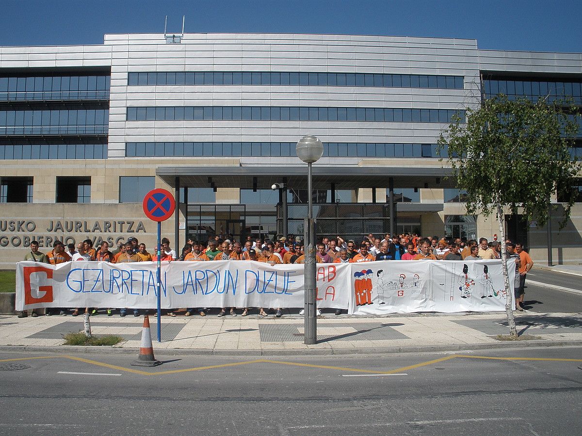 Corrugados Azpeitiako langileek atzo Gasteizen egin zuten elkarretaratzea. BERRIA.