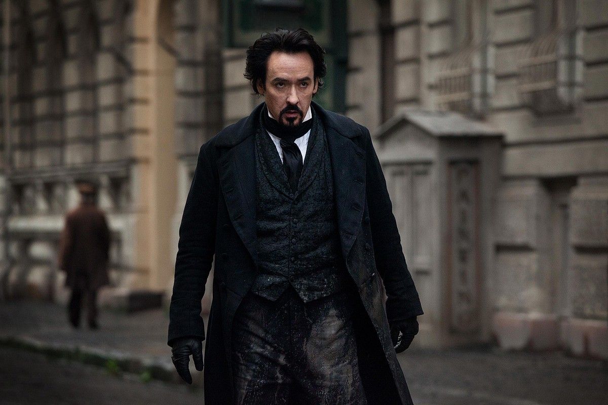 John Cusack da Edgar Allan Poe, James McTeiguek zuzendutako The Raven-en. BERRIA.