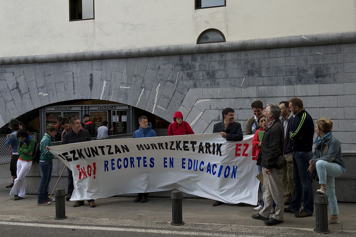 Hezkuntza Departamentuaren atarian protesta egin zuten iaz ere, postuak emateko egunean. IDOIA ZABALETA / ARP.