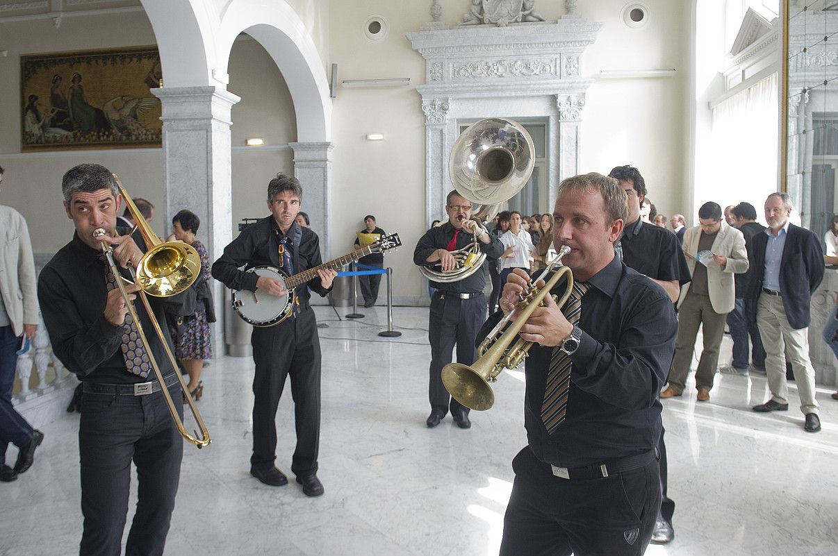 Musikari talde bat, atzo, Viktoria Eugenia antzokian. ANDONI CANELLADA / ARP.