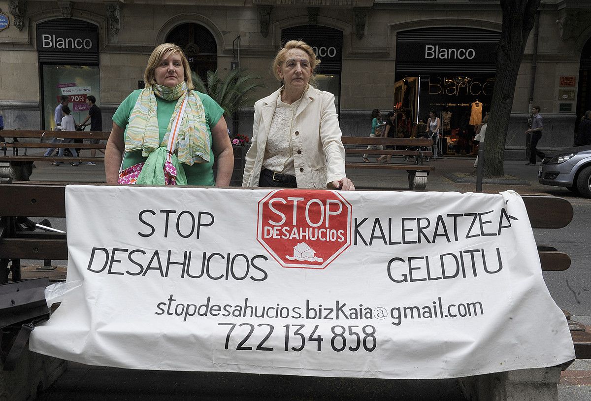 Stop Desahucios elkartearen elkarretaratzea, atzo. MONIKA DEL VALLE / ARGAZKI PRESS.