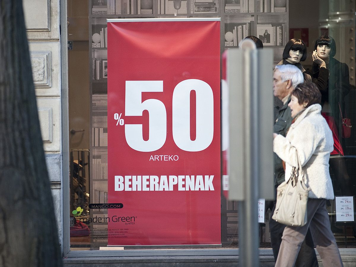 Bilboko erakusleiho bat, neguko merkealdian. JON HERNAEZ / ARGAZKI PRESS.