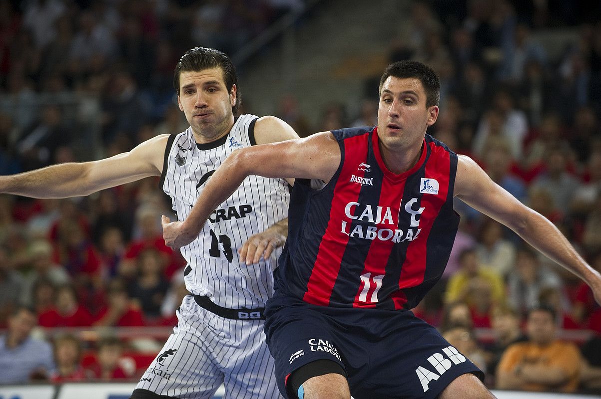 Marko Banic eta Milko Bjelica, lehian, denboraldi honetako partida batean. JUANAN RUIZ / ARGAZKI PRESS.