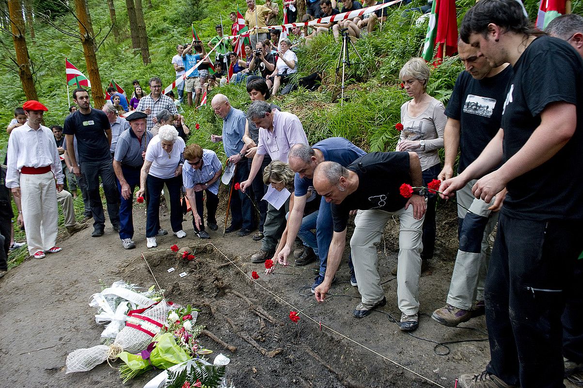 Elgoibarko Ziardamendin hainbat pertsona batu ziren lau fusilatuak oroitzeko. RAUL BOGAJO / ARGAZKI PRESS.