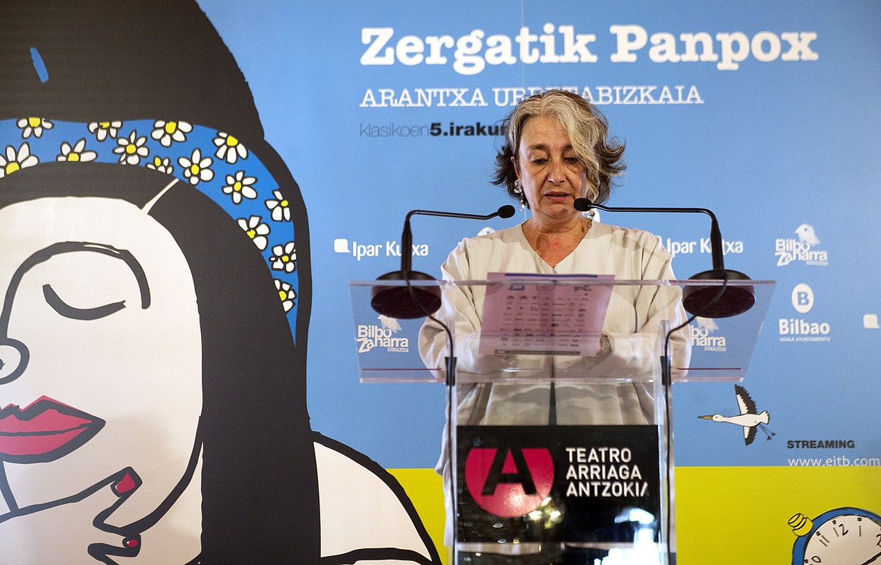 Arantxa Urretabizkaia liburuaren egileak eman zion hasiera irakurraldiari. MARISOL RAMIREZ / ARGAZKI PRESS.