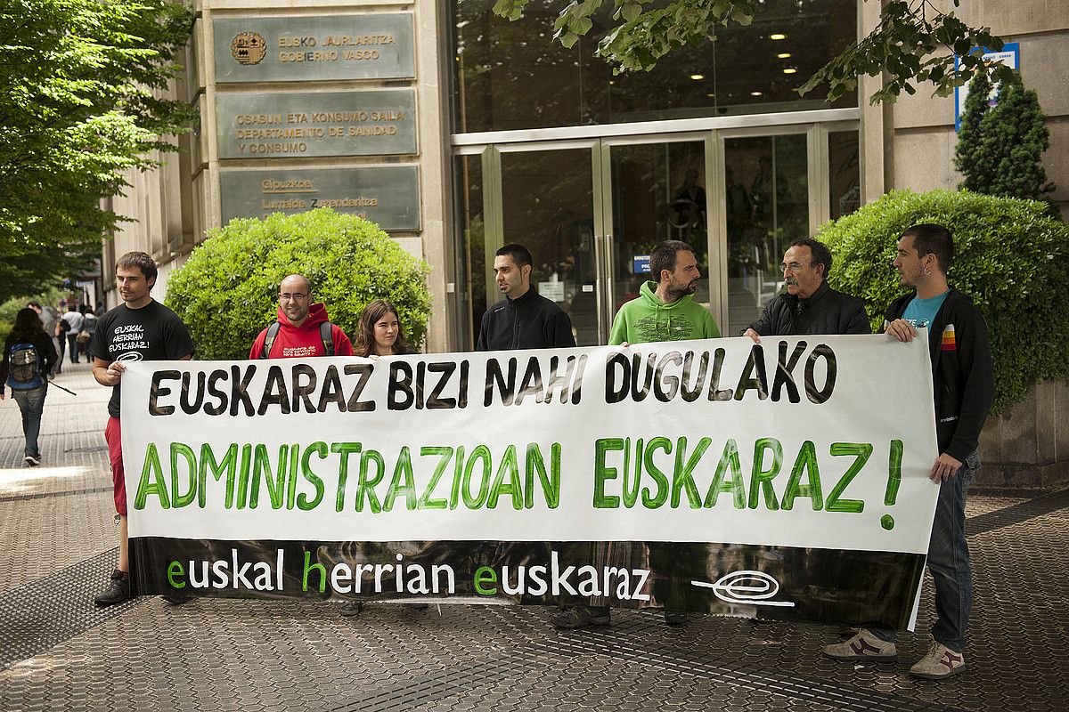 EHEko kideek protestak iragarri zituzten atzo, Donostian, Jaurlaritzaren lan eskaintzek euskarari emandako trataera gaitzesteko. GARI GARAIALDE / ARGAZKI PRESS.