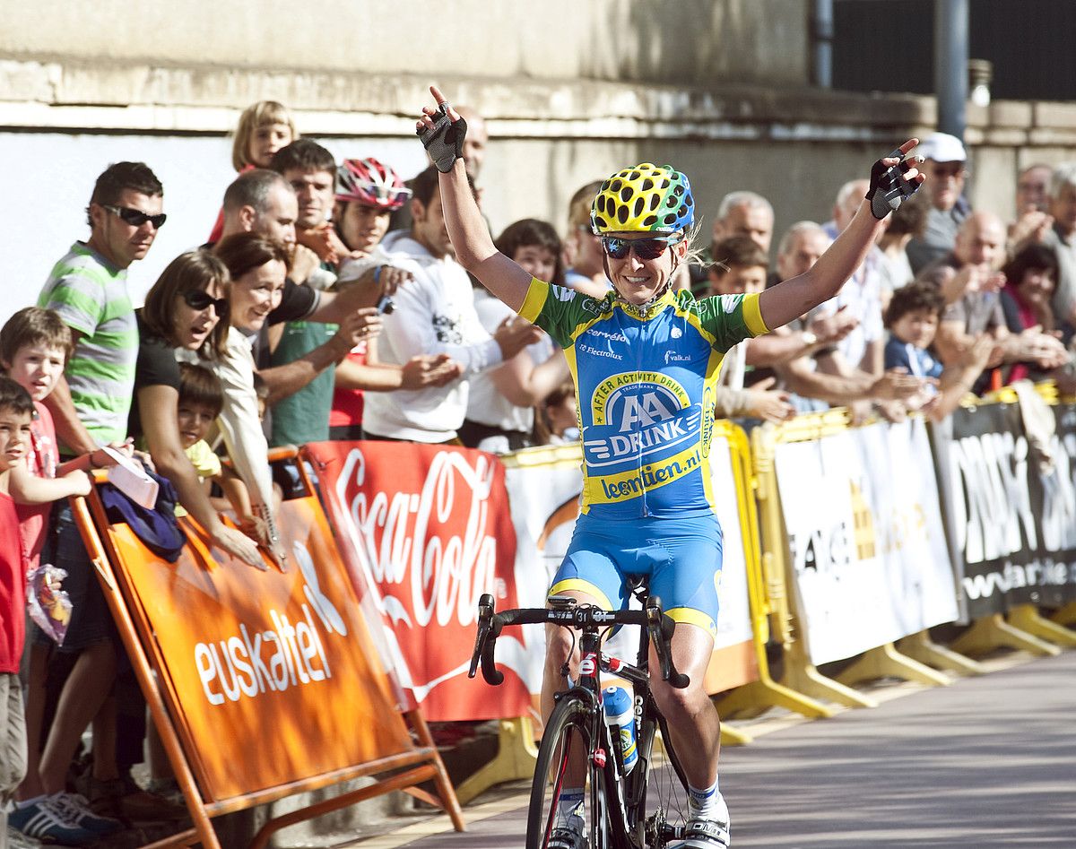 Emma Pooley, atzoko etapako irabazlea, Lekeitioko helmugan bakarrik sartzen. JON HERNAEZ / ARGAZKI PRESS.