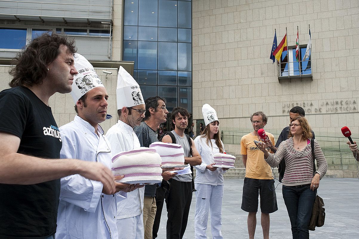 Hiru pastelgilek babestu zituzten Mikel Alvarez eta Ibon Garcia auzipetuak, Gipuzkoako Probintzia Auzitegiaren aurrean. JUAN CARLOS RUIZ / ARGAZKI PRESS.