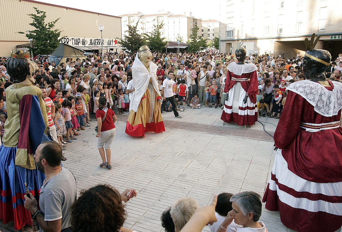 Erraldoien konpartsa gaur aterako da auzoko kaleetan barna. IÑIGO URIZ / ARGAZKI PRESS.