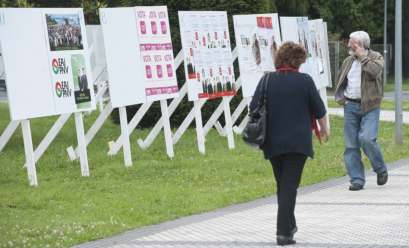 Iazko udal eta foru hauteskundeetan Donostian jarritako panelak. JON URBE / ARGAZKI PRESS.