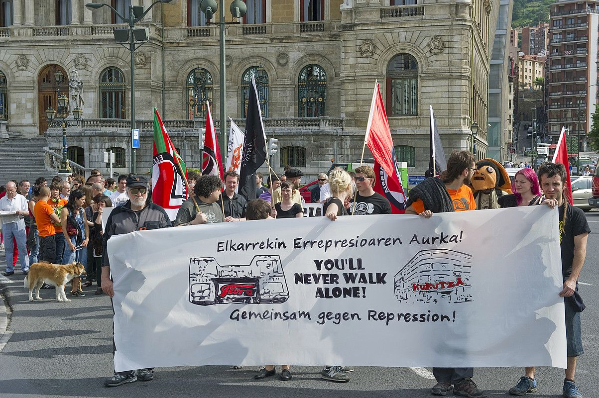 Udaletxetik epaitegira kalejira egin zuten, akusatuei elkartasuna adieraziz. LUIS JAUREGIALTZO / ARGAZKI PRESS.