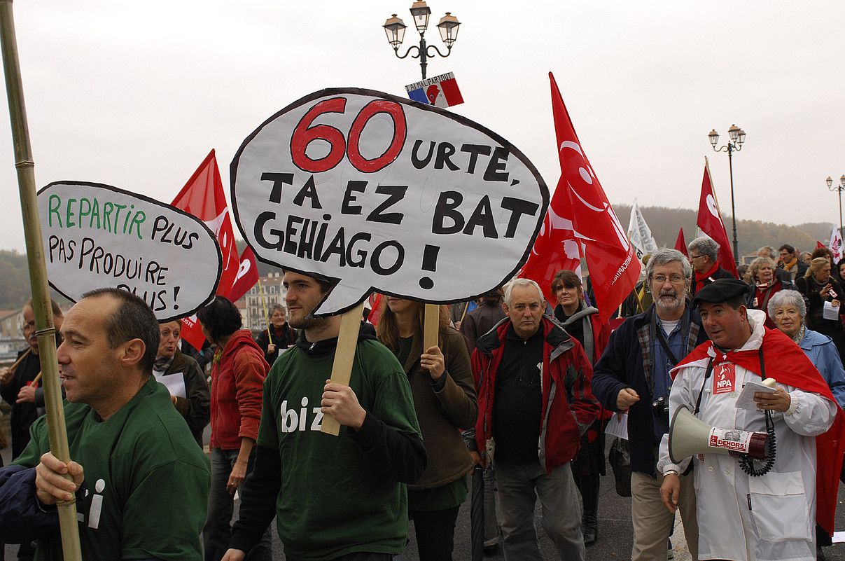 Pentsioen erreforma salatzeko 2010ean Baionan egindako protestetako bat; erretiro adina mantentzeko eskatu zuten. GAIZKA IROZ.