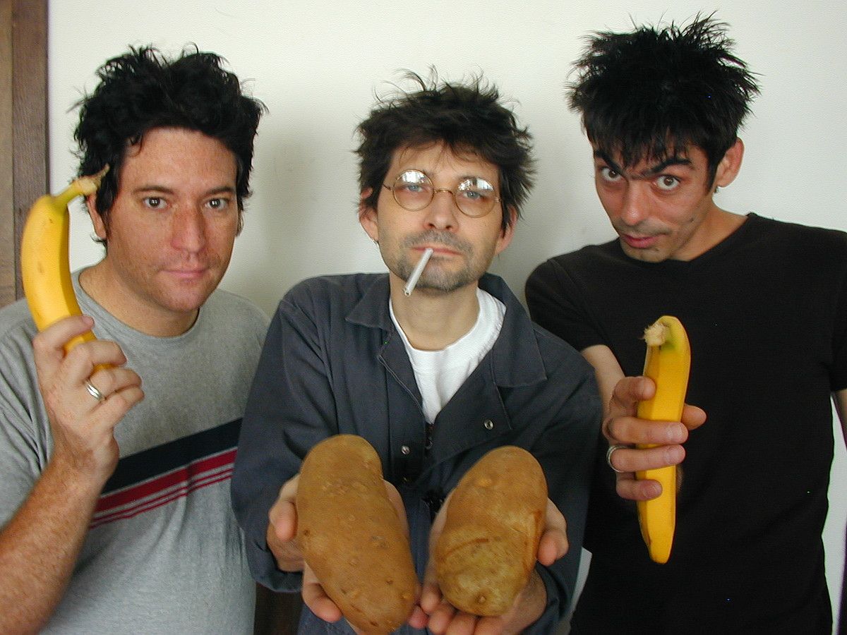 Ezkerretik eskuinera, Bob Weston, Steve Albini eta Todd Trainer, Shellac taldeko kideak. BERRIA.