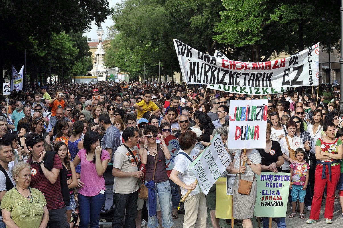 Jende ilara luzea osatu zuten atzo manifestariek Iruñeko kaleetan. IDOIA ZABALETA / ARGAZKI PRESS.