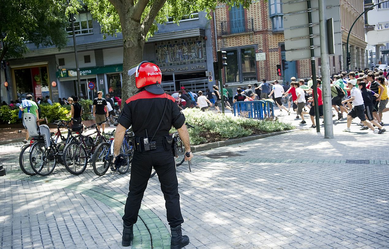 Foruzain bat, atzoko manifestazioan, eta gazteak, korrika. IÑIGO URIZ / ARP.