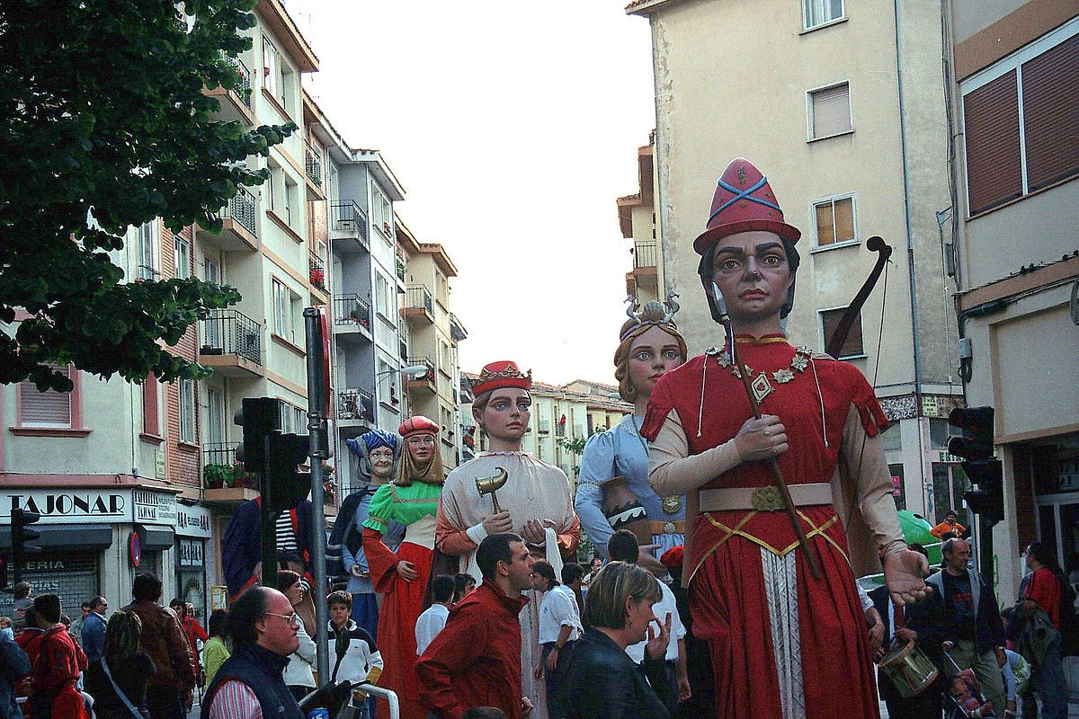 Bihar arratsaldeko seietan erraldoien topaketa egingo dute Iruñean, Arrosadia auzoko festetan. SANFERMIN PEÑA.