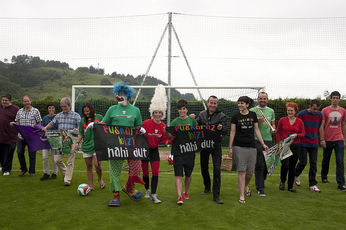 Euskal Herria-Eslovakia futbol partidaren antolatzaileak, festako eta partidako protagonistekin batera. JUAN CARLOS RUIZ/ ARGAZKI PRESS.