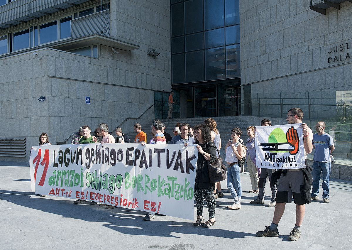 Auzipetuei babesa emateko atzoko elkarretaratzea. JON URBE / ARGAZKI PRESS.