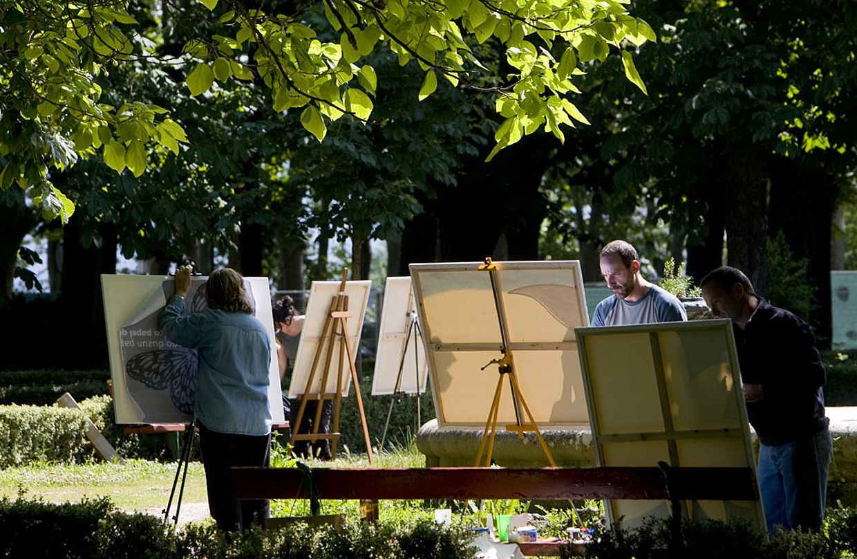 Iaz Iruñean egindako Aire Zabaleko pintura lehiaketan parte hartu zuten zenbait, artista beren mihise eta margotzeko astoekin, Takonera parkean. IRUÑEKO MANKOMUNITATEA.