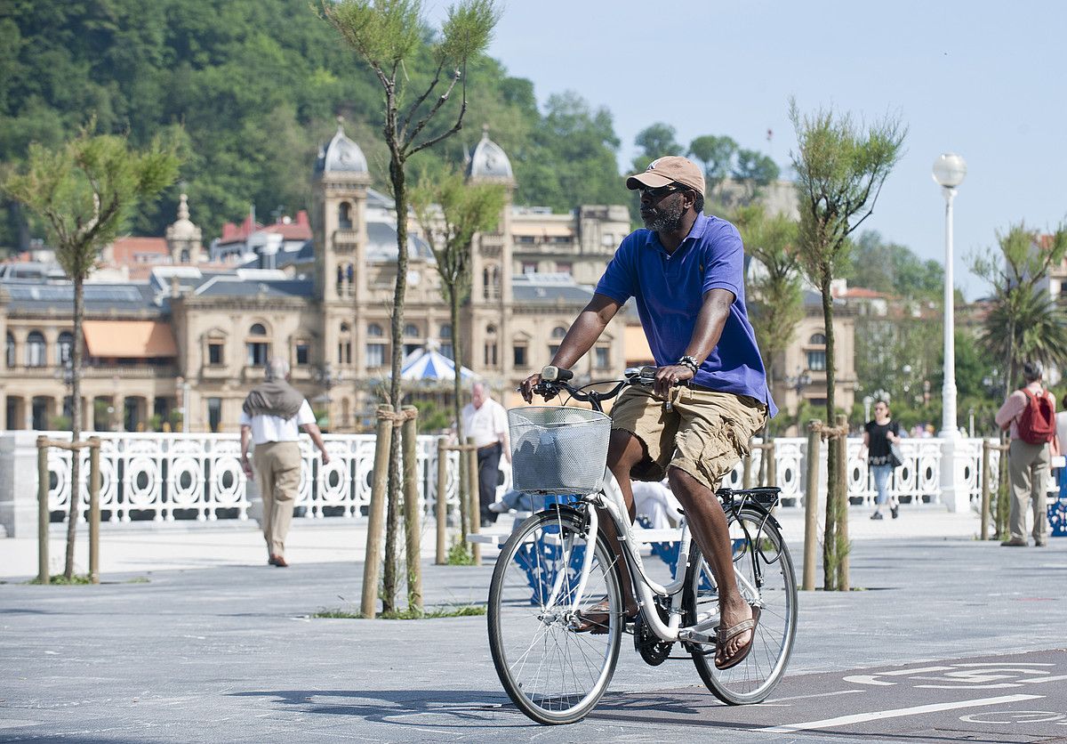 Donostiak bidegorri sare zabala eskaintzen du, eta bizikletariak eroso mugi daitezke punta batetik bestera. JON URBE/ ARGAZKI PRESS.