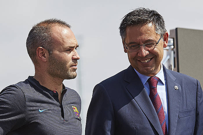 Andres Iniesta kapitaina eta Josep Maria Bartomeu Bartzelona Futbol Klubeko zuzendaria, artxiboko argazki batean. ALEJANDRO GARCIA, EFE