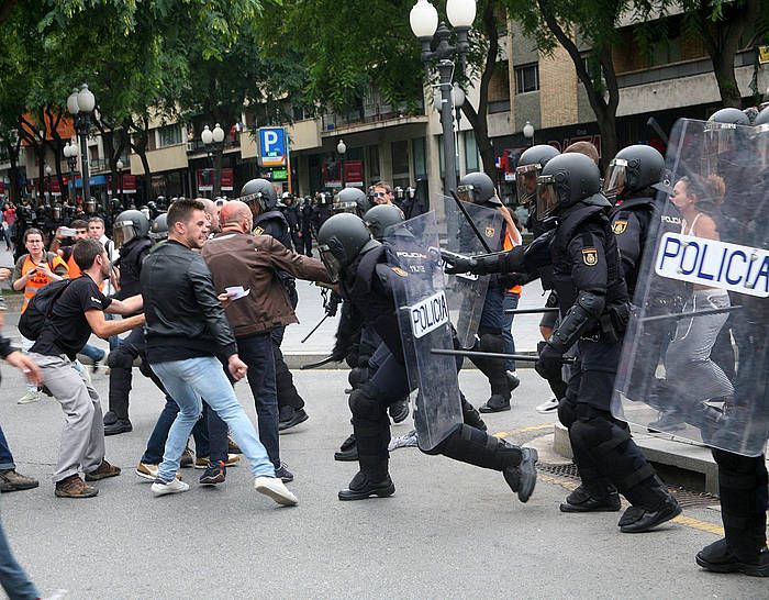 Espainiako Polizia erreferendumaren aldeko herritarren kontr oldartuta, Tarragonan. JAUME SELLART / EFE