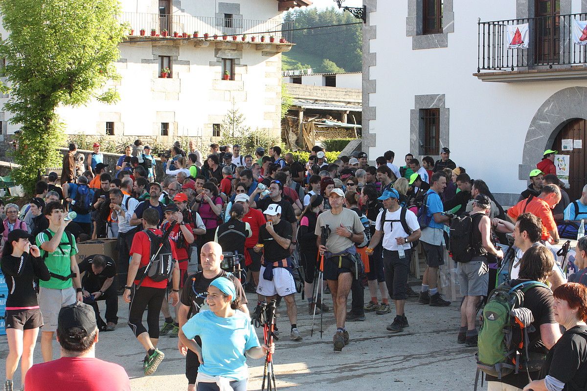 Mendizale talde handia, igandean, Amezketako plazan. I. TERRADILLOS.