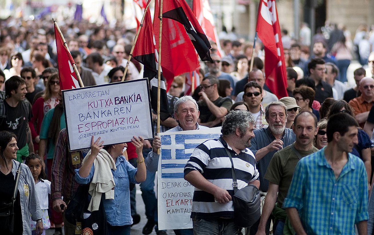 Ehunka herritar atera ziren atzo kalera Donostian, murrizketen aurka protesta egiteko. JUAN CARLOS RUIZ / ARGAZKI PRESS.