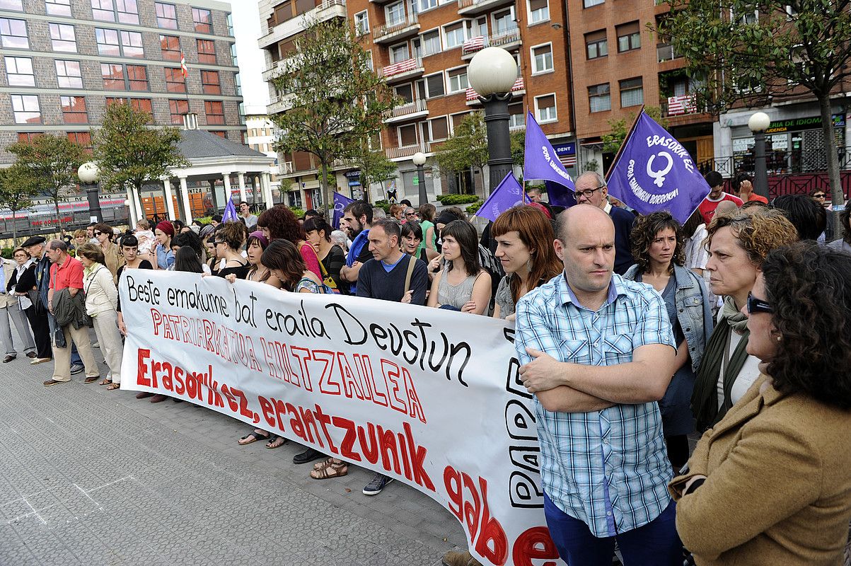 Deustuko hilketa gaitzesteko elkarretaratzea, atzo. MARISOL RAMIREZ / ARP.