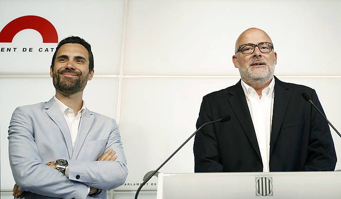 Lluis Corominas eta Roger Torrent Junts pel Siko parlamentariak, artxiboko irudian. ANDREU DALMAU, EFE