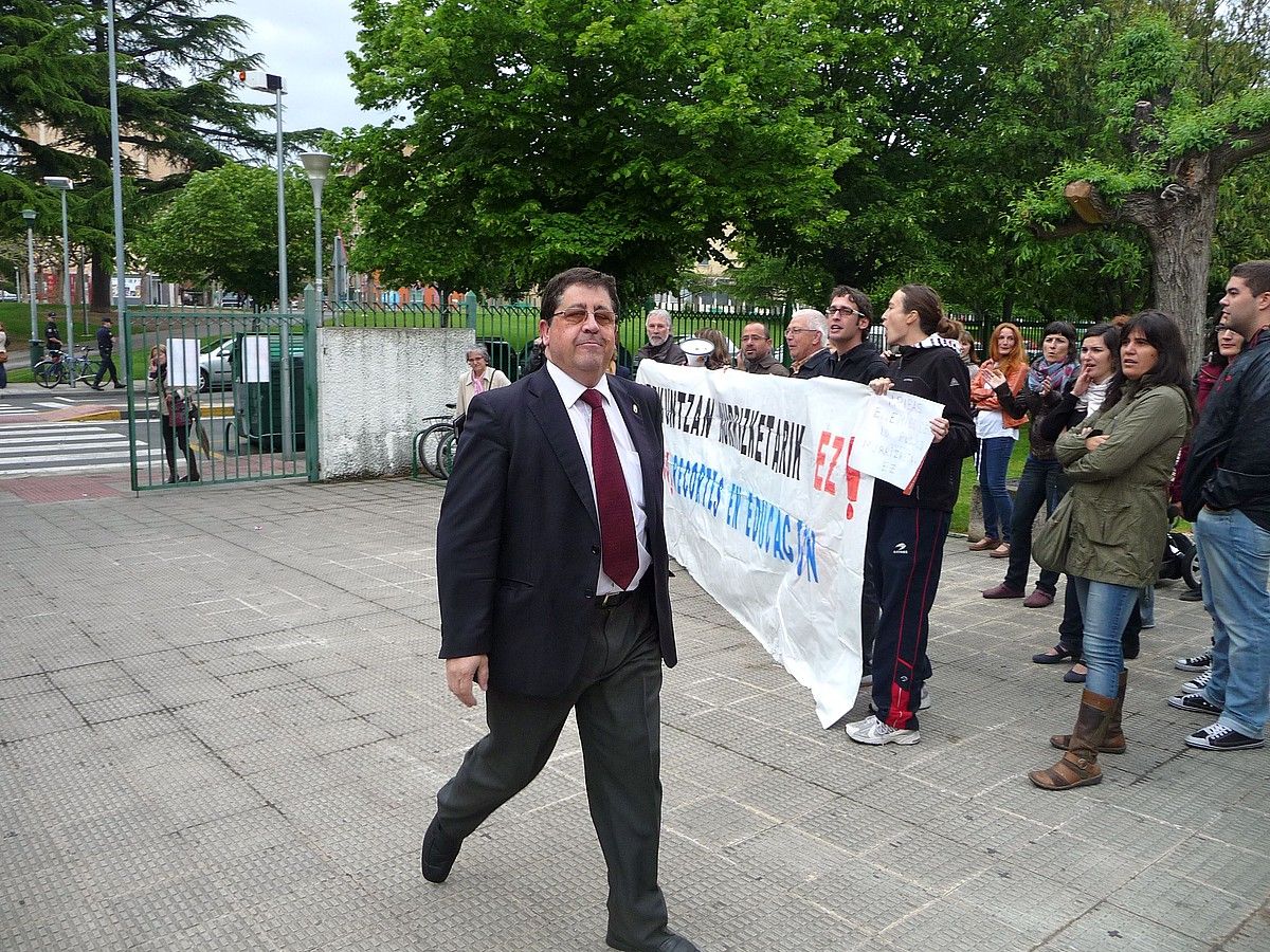 Asteburuan ere mobilizazio anitz egin zuten irakasleek. Argazkian, PSNko Pedro Rascon, Navarro Villoslada zentrora sartzen, protesta artean. BERRIA.